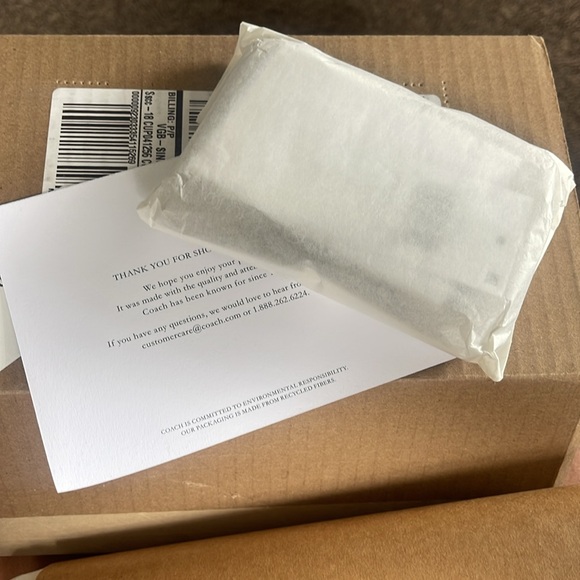 Essential Small Zip Around Card Case In Crystal Signature - Picture 3 of 3